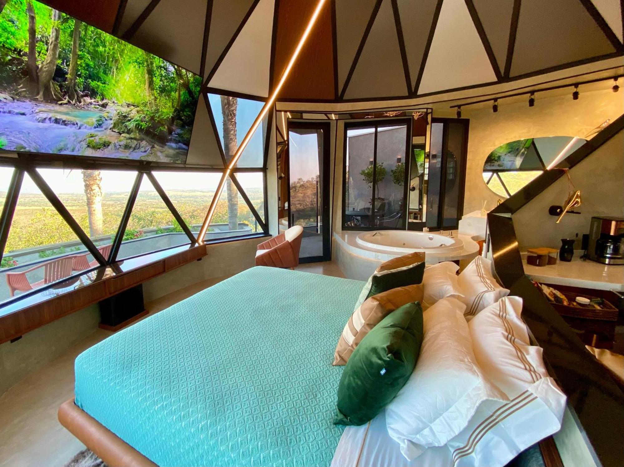Quarto com Cama King-size e Banheira de Hidromassagem